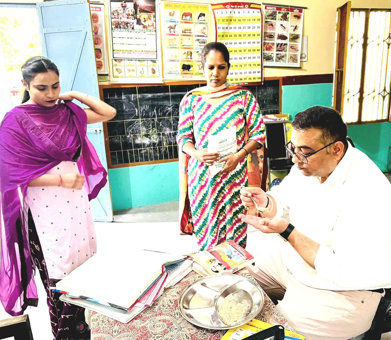 खाद्य आयोग के सदस्य विजय दत्त ने स्कूलों और आंगनबाडी केंद्रों का औचक निरीक्षण किया